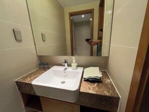 A bathroom with a white sink, a mirror, and a marble countertop. - Agréable Villa 1115 (Cam Ranh)