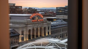 En historisk järnvägsstation med ett markant klocktorn och en skylt med texten ”Union Station – res med tåg”.