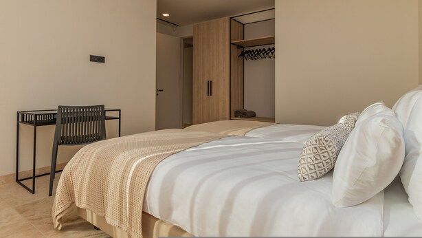 Une chambre à coucher avec un lit, un bureau et une armoire.