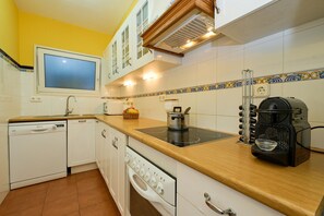 Apartment | Private kitchen - Sunny Haven at the Village Square (Palafrugell)