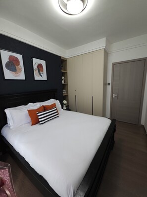 Iron/ironing board, WiFi, bed sheets -  modern and cozy 1-bedroom located in Kilimani, Nairobi, along Chania Avenue. (Nairobi)