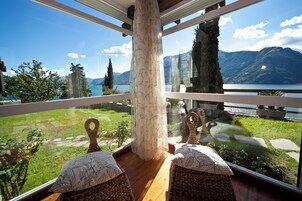 Villa, piscina privada, vistas al lago | Vistas al jardín