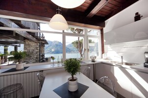 Villa, piscina privada, vistas al lago | Cocina privada