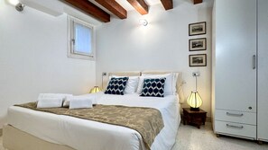 Free WiFi, bed sheets - Cimarosa Canal View Historical Center (Venecia)