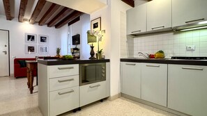 Fridge, dishwasher, cookware/dishes/utensils - Cimarosa Canal View Historical Center (Venecia)