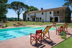 Una piscina al aire libre de temporada