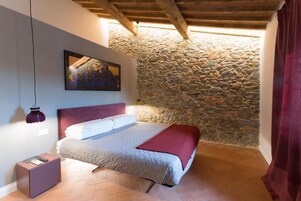 Habitación doble superior, patio, vistas a la colina | Caja fuerte