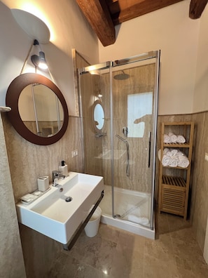 Een douche, een haardroger, een bidet, handdoeken