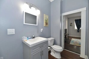 Hair dryer, towels, soap, toilet paper - Charming 3-bedroom house in Indianapolis (Indianapolis)