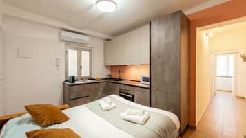 Appartamento familiare, camere multiple (Vico Trau B Sestri Ponente) | Area soggiorno | TV a schermo piatto 21 pollici con canali via cavo