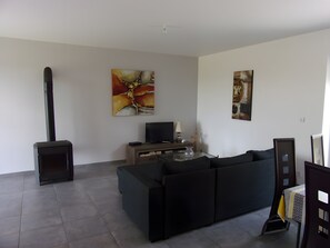 Living area - Gîte De L'Arguenon - L'oranger with Shared Pool, Sauna, and Jacuzzi (Jugon-les-Lacs)