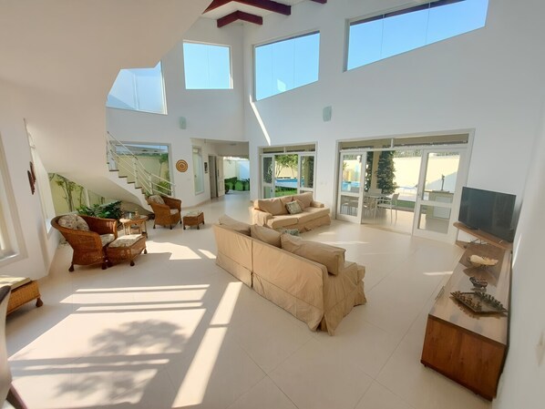 Living area - Spacious house with pool in Guarujá, Jardim Virgínia neighborhood. (Guarujá)