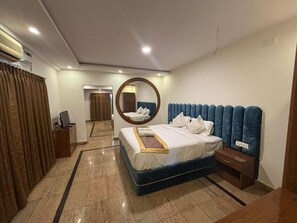 Blackout curtains, soundproofing, iron/ironing board, free WiFi - bella ciao resort (Bangalore)