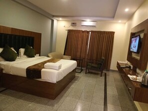 Blackout curtains, soundproofing, iron/ironing board, free WiFi - bella ciao resort (Bangalore)
