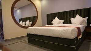Blackout drapes, soundproofing, iron/ironing board, free WiFi - bella ciao resort (Bangalore)