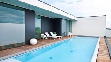 Seasonal outdoor pool, open 6:00 AM to 10:00 PM, pool loungers
