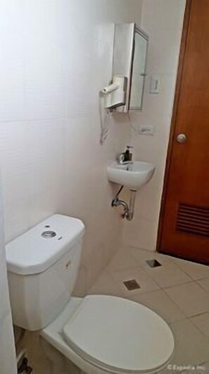 Bathroom - Avitel Hotel (Makati)