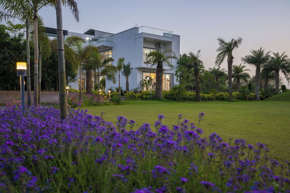 ELIVAAS Adhiva Retreat 5 BHK Farmhouse