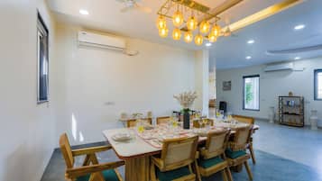 Deluxe-Villa, Balkon, Gartenblick | Speisen