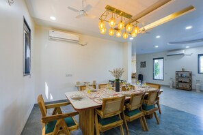 Deluxe-Villa, Balkon, Gartenblick | Speisen