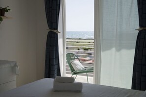 Room - Almaré Seafront Apartment with Terrace & Pools  (Pachino)