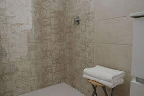 Shower, bidet, towels, shampoo - Almaré Seafront Apartment with Terrace & Pools  (Pachino)