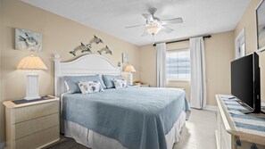 Tabla de planchar con plancha, wifi y ropa de cama 