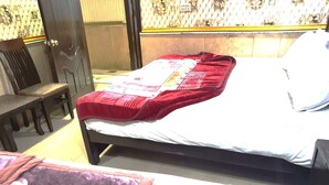 Ein Zimmer mit einem Bett, einem Sessel und einem kleinen Tisch.