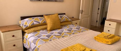 Escritorio, tabla de planchar con plancha, wifi y ropa de cama