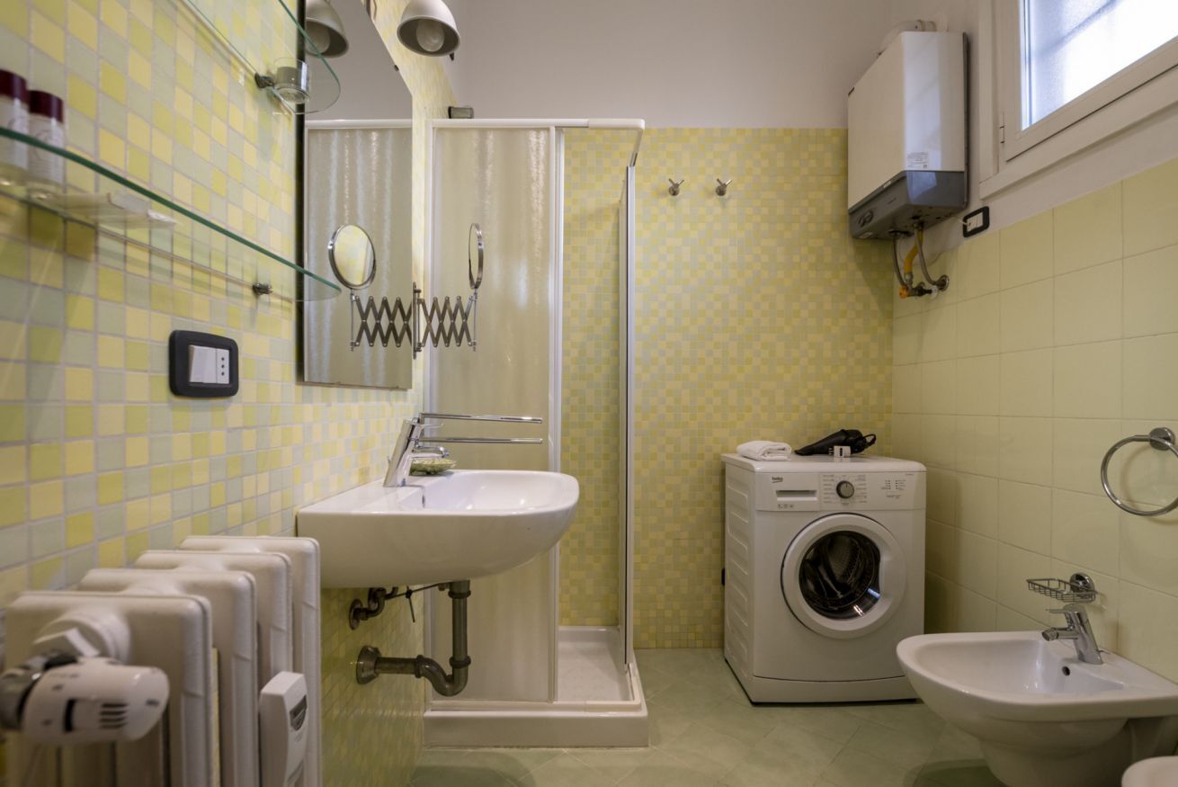 Dusche, Bidet, Handtücher, Shampoo