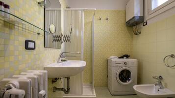 Dusche, Bidet, Handtücher, Shampoo