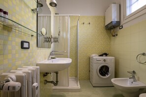 Dusche, Bidet, Handtücher, Shampoo