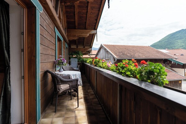 Outdoor dining - Vacation home with sauna, whirlpool, barbecue hut and party room! Ideal for celebrations (Grassau)