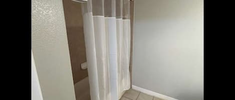 Secadora de cabello, toallas, jabón, papel de baño
