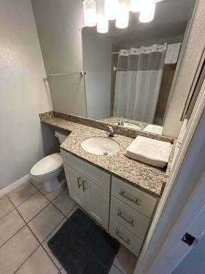 Bathroom - 2-bedroom apartment in lovely Orlando with AC and comfort (Orlando)