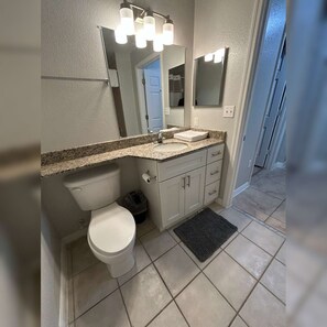 Bathroom - 2-bedroom apartment in lovely Orlando with AC and comfort (Orlando)