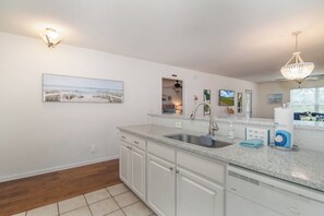 Fridge, microwave, oven, stovetop - TB 36B-Beachy 3-Bed Condo with Pools & Golf Views Dog Friendly (Pawleys Island)