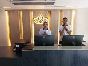 Habitación Deluxe, balcón, vistas a la ciudad | Vestíbulo