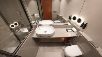 Een douche, gratis toiletartikelen, een haardroger, pantoffels