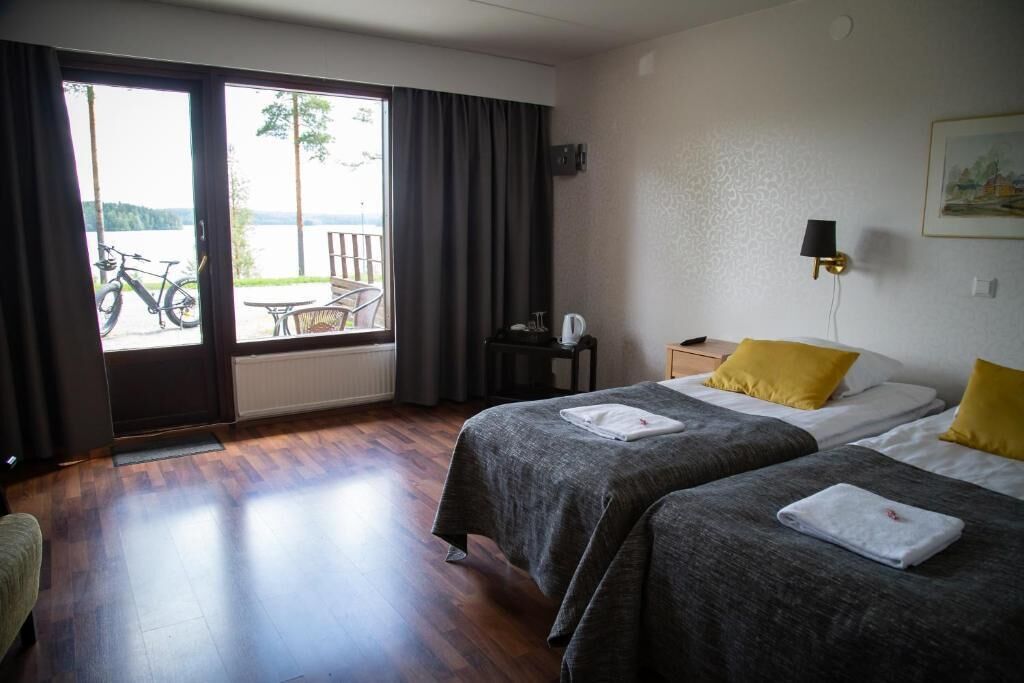 Superior Twin Room, Patio, Lake View