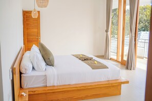 5 chambres, coffres-forts dans les chambres, lit parapluie