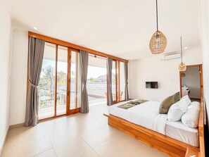5 chambres, coffres-forts dans les chambres, lit parapluie