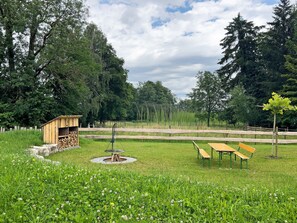 Outdoor dining - Apartment 'Wiesenduft Hof Schütterle' with Lake View, Private Terrace & Wi-Fi (Friedrichshafen)