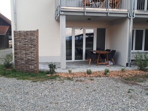 Outdoor dining - Apartment 'Wiesenduft Hof Schütterle' with Lake View, Private Terrace & Wi-Fi (Friedrichshafen)