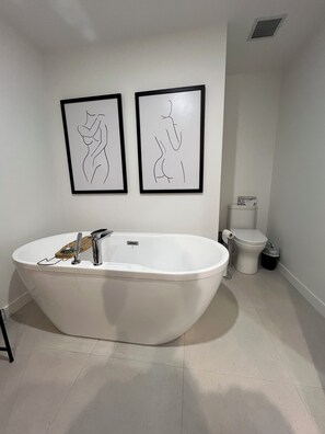 Douche, sèche-cheveux, serviettes fournies, savon