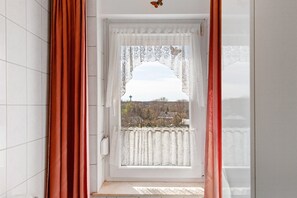 Interior - Apartment 'Am See' with Shared Terrace, Shared Garden and Wi-Fi (Regis-Breitingen)