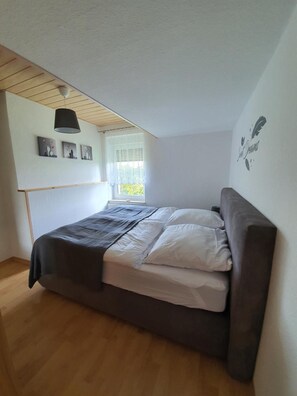 Room - Apartment 'Am See' with Shared Terrace, Shared Garden and Wi-Fi (Regis-Breitingen)