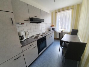 Private kitchen - Apartment 'Am See' with Shared Terrace, Shared Garden and Wi-Fi (Regis-Breitingen)