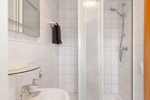 Shower, hair dryer, towels - Apartment 'Am See' with Shared Terrace, Shared Garden and Wi-Fi (Regis-Breitingen)
