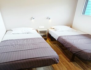 2 habitaciones, muebles diferentes y ropa de cama 